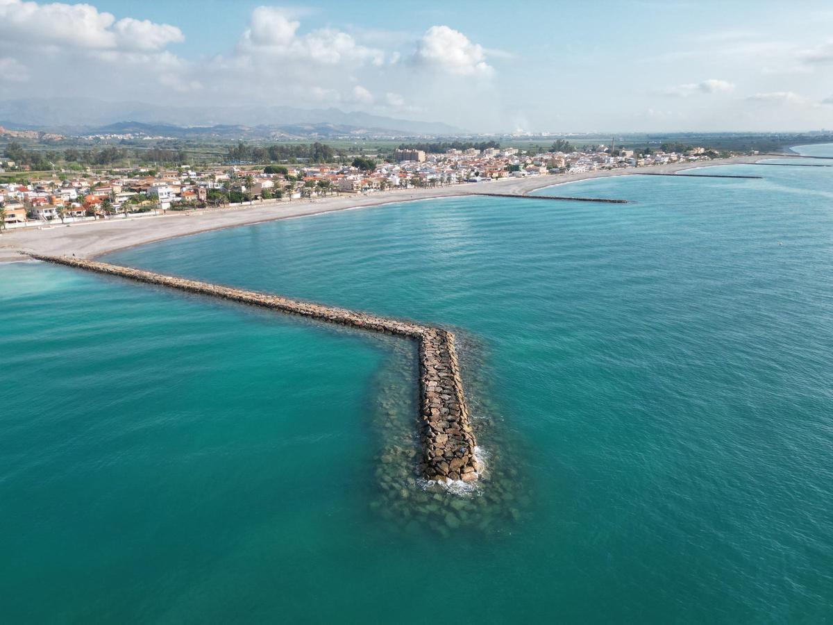 El litoral de Almenara es una opción preferente para los amantes del sol y el mar.