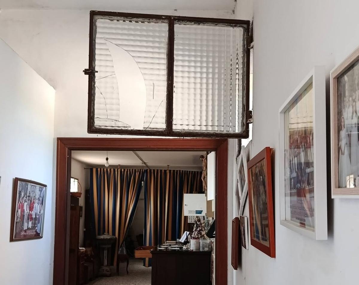 La ventana por donde saltaron al interior.