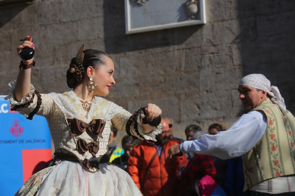 Danzas populares en el entorno de la Lonja