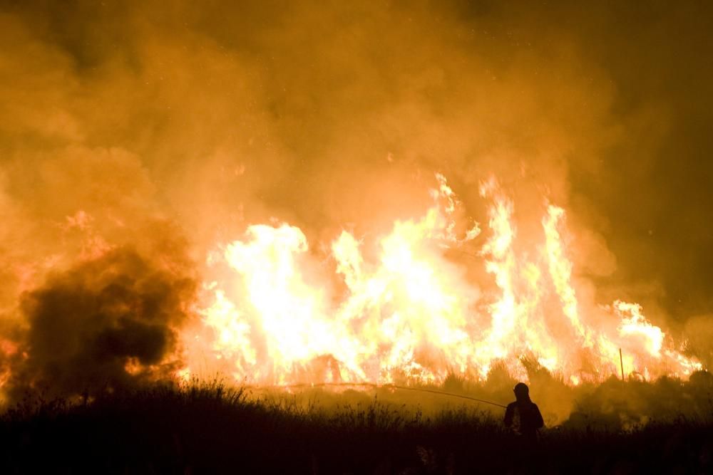 Un incendio obliga a desalojar el camping de Almenara