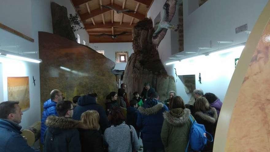 Un grupo de personas interesada en las aves rapaces en la Casa del Parque de Fermoselle.