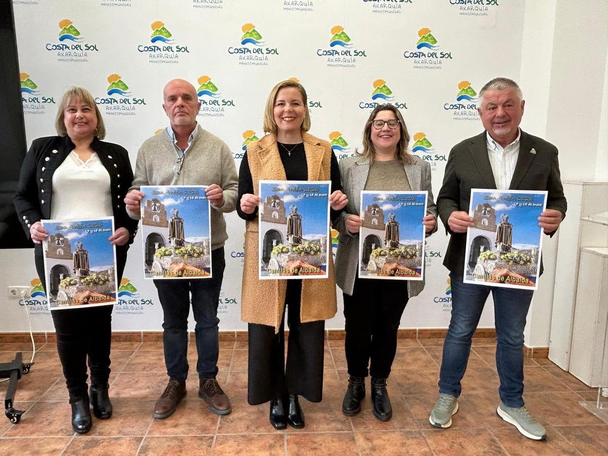 El presidente de la Mancomunidad de Municipios de la Axarquía, Jorge Martín; la alcaldesa de Canillas de Albaida, Encarnación Pareja; el concejal de Turismo, Luis López y las mayordomas de San Antón, Tais Extremera y Mari Carmen Navas.