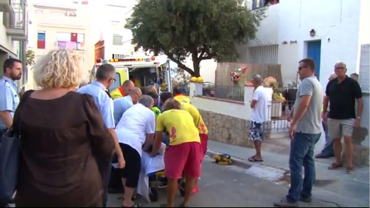 Els serveis d’emergències atenen els cinc ferits després de caure d’una terrassa a Sitges.