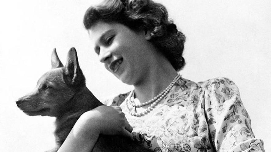 Isabel II junto a su primer corgi, Susan.