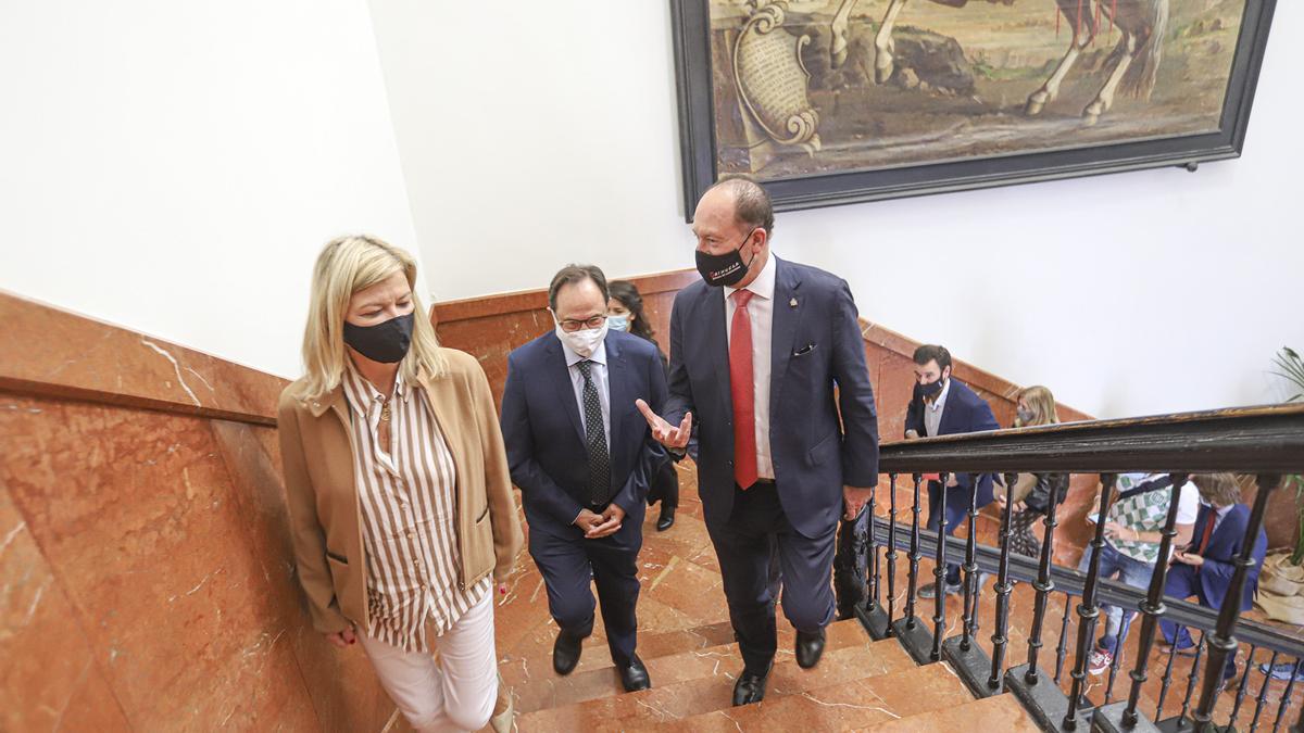 El alcalde de Orihuela, Emilio Bascuñana, conversa con la consellera Gabriela Bravo en presencia del conseller de Hacienda, Vicent Soler