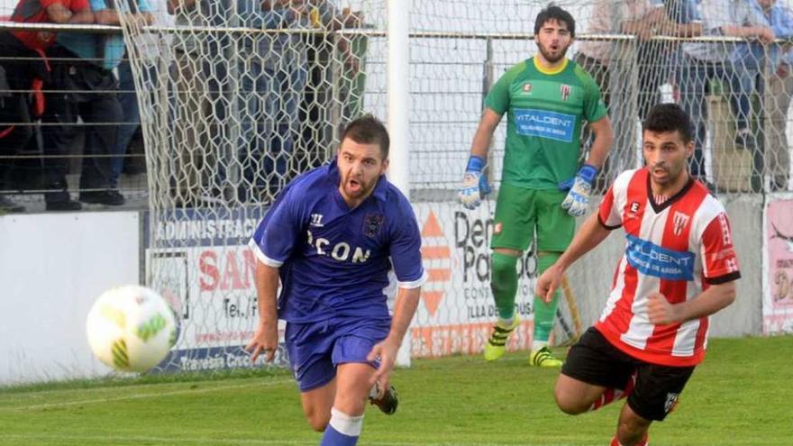 Un jugador del Choco y otro del Céltiga luchan por el balón. // Noé Parga