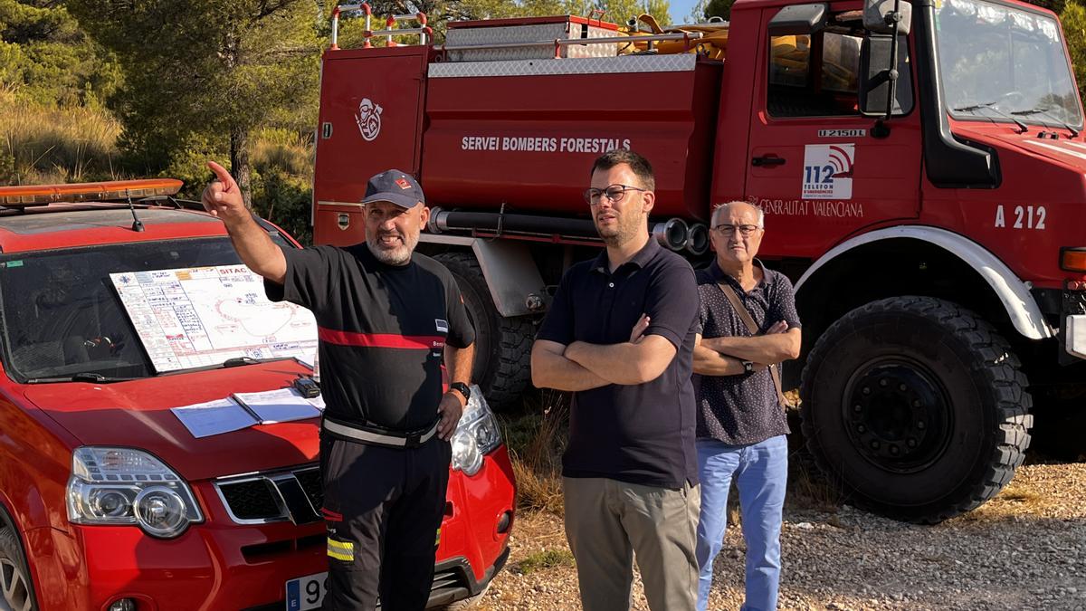 Los bomberos mantienen el Puesto de Mando Avanzado en la zona de L’Avaiol.