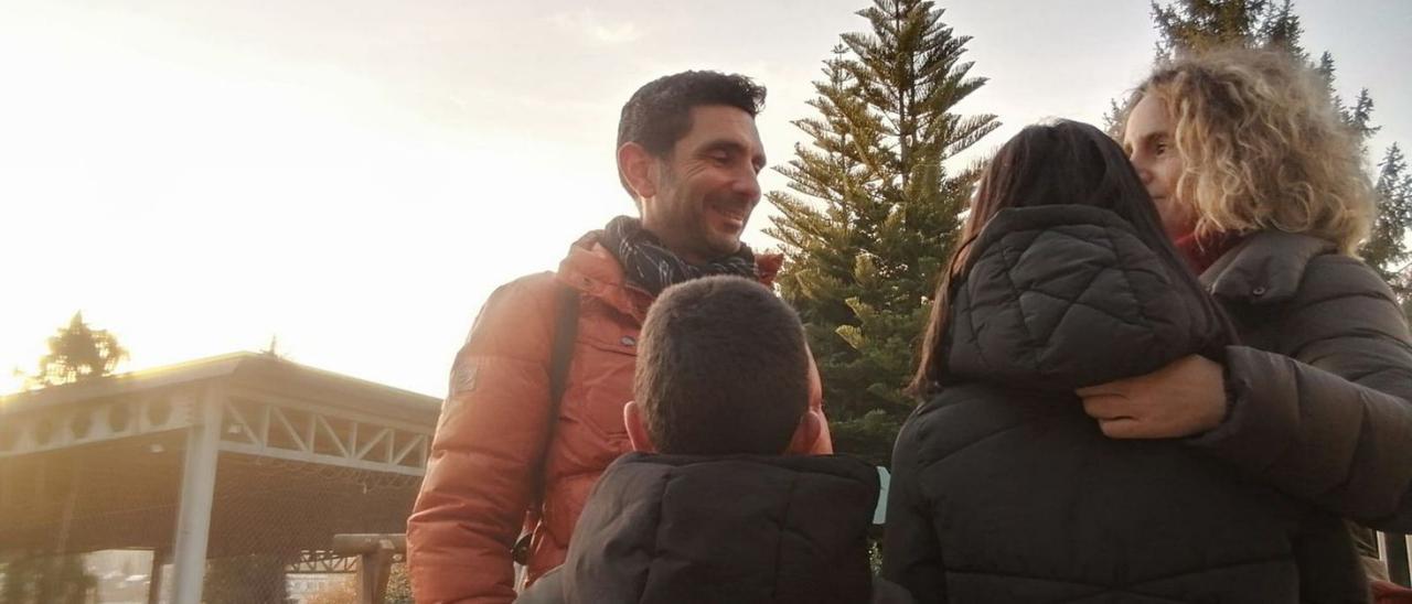 José Míguez y María Vázquez junto a sus dos hijos. |   // FDV