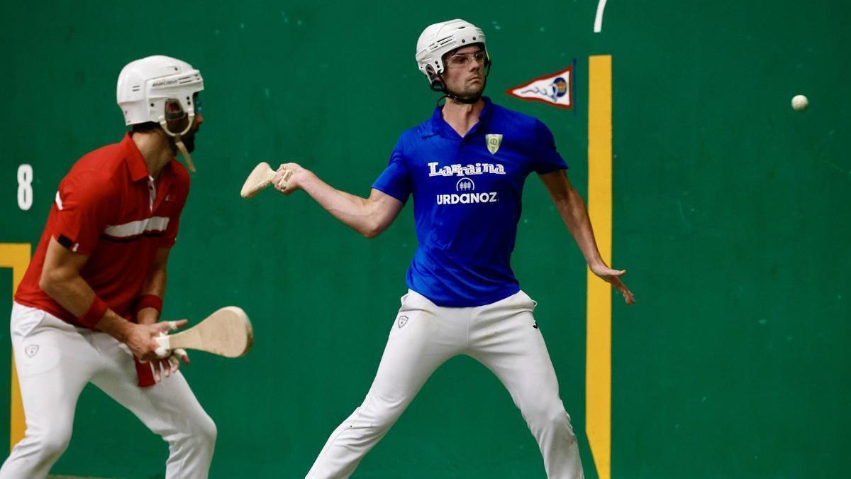 Marcos Pérez se dispone a golpear, con Rubén Ayarra a su lado, en la final de paleta.