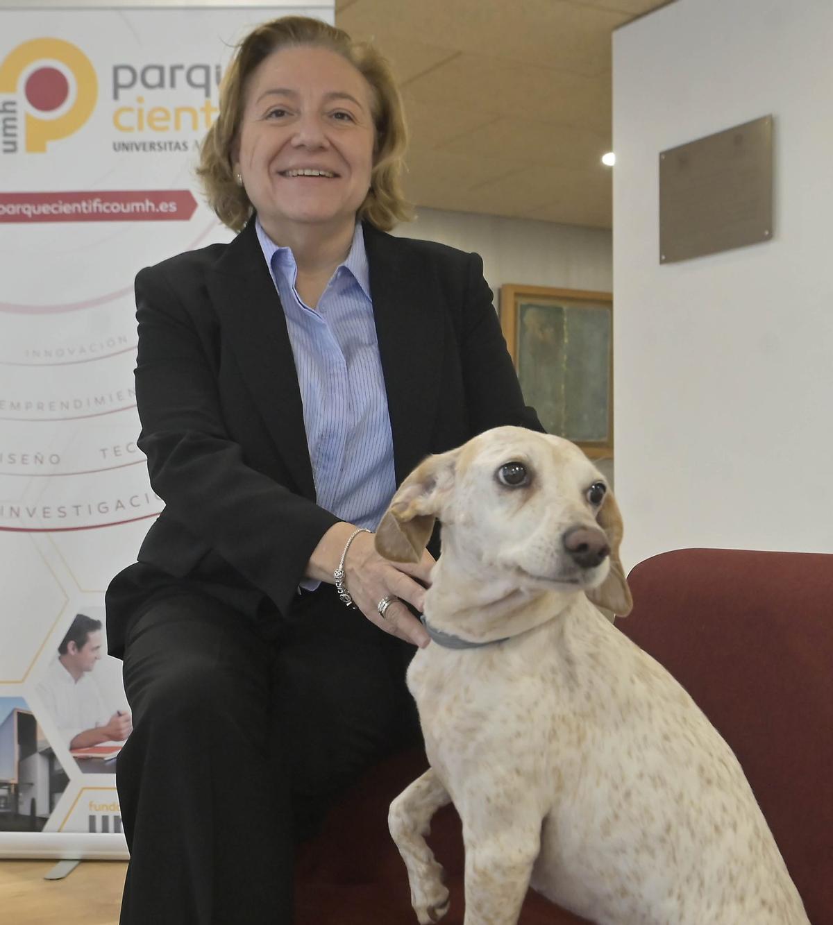 Tonia Salinas, con su inseparable perrita Niebla en el Parque Científico de la UMH de Elche. | MATÍAS SEGARRA