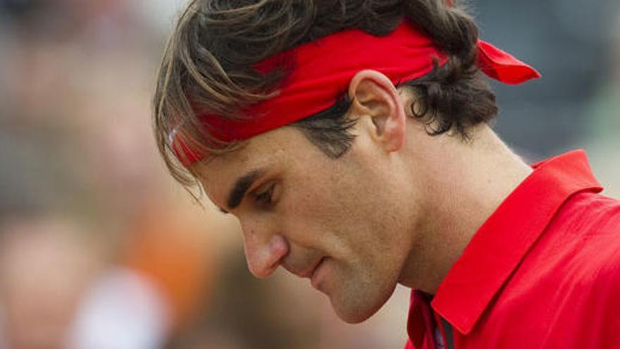 Federer se opera el menisco y estará un mes de baja