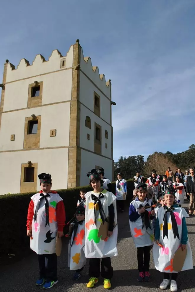 Carnaval en el colegio de Anleo. Los niños rinden homenaje al pintor Álvaro Delgado