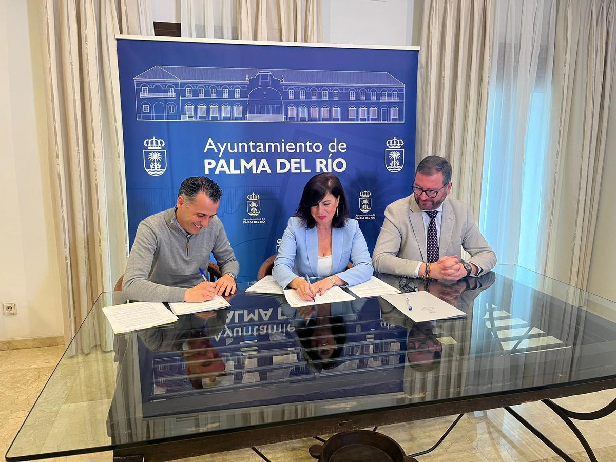 José Antonio Barraza, Matilde Esteo y Antonio Martín, en la firma del convenio con el Consejo de hermandades de Palma del Río..
