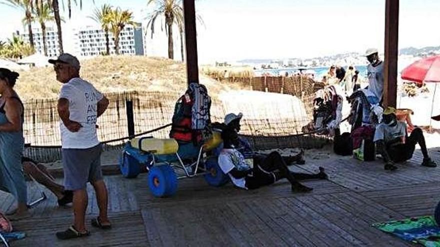 Gente apoyada en la silla anfibia.