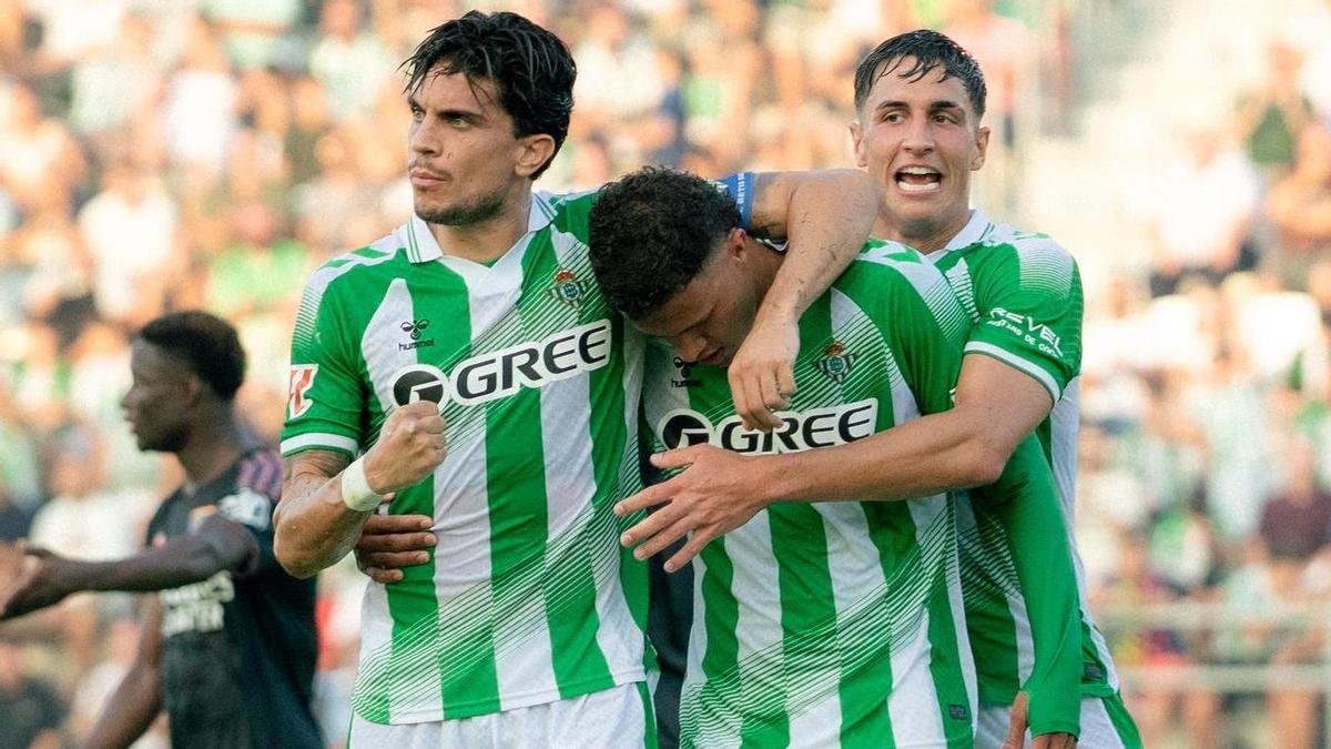 Bartra abrió el camino y Riquelme cerró la gran goleada del Betis