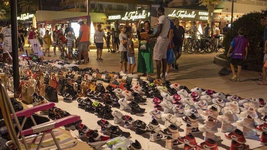 Els manters tornen a omplir el passeig de Santa Margarida