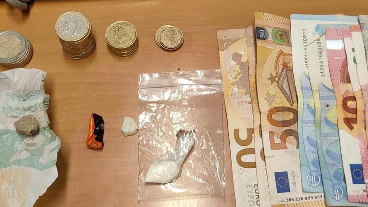 Droga y dinero incautados al detenido