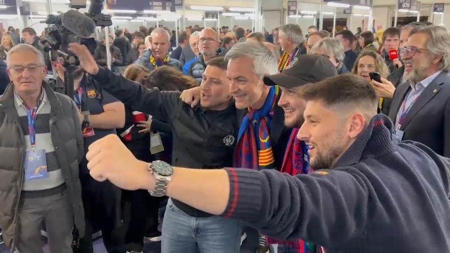 Víctor Font se rodea de sus votantes a pocas horas de cerrar las urnas