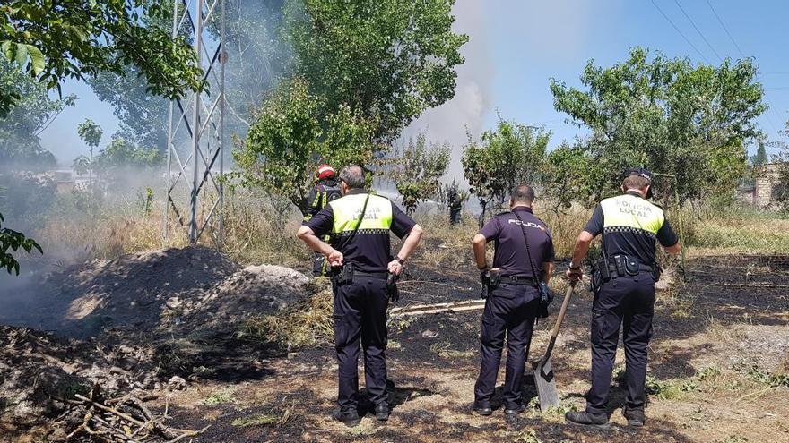 Los bomberos controlan un incendio junto al río en la carretera de Rute