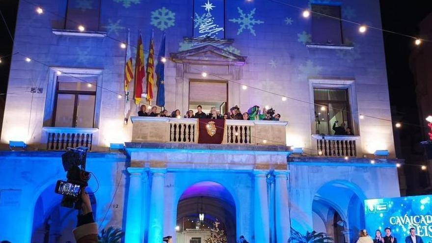 Els Reis amb l'alcalde i regidors en el balcó de l'Ajuntament.