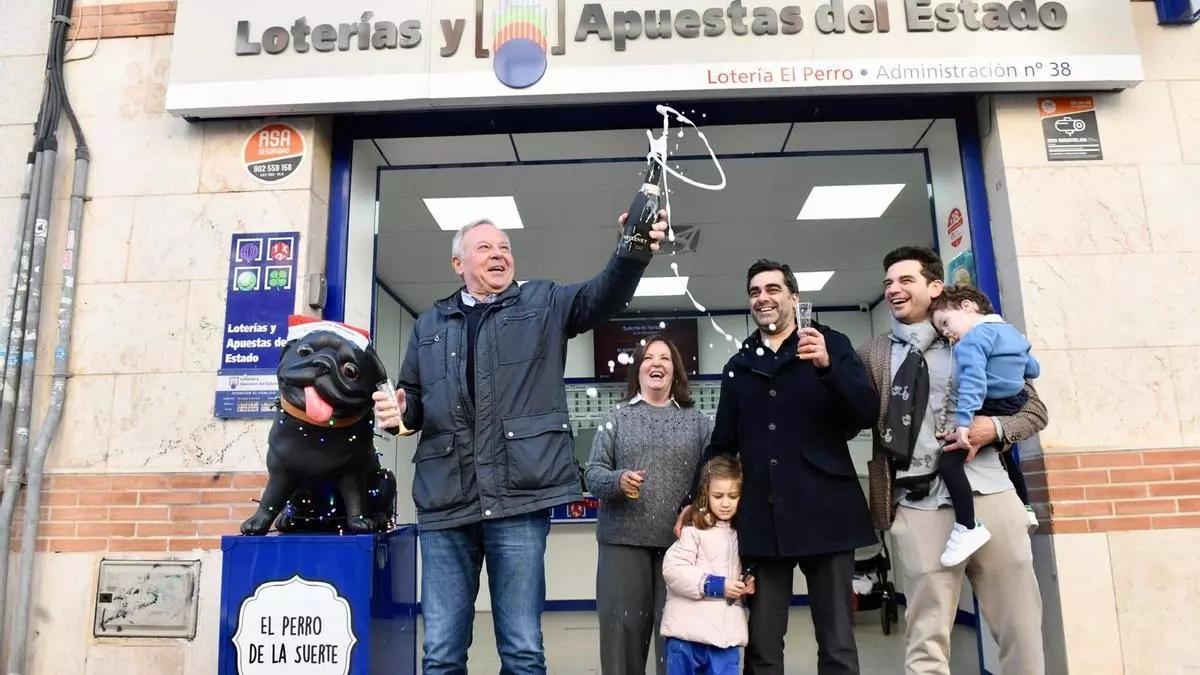 Celebración en la administración El Perro de Murcia al haber repartido un quinto premio de la Lotería de Navidad.