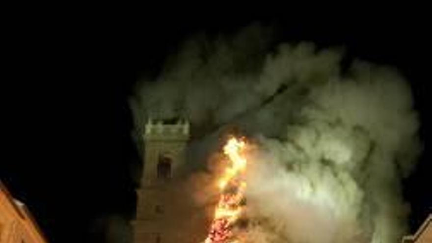 Arde la Foguera de los 18,07 metros