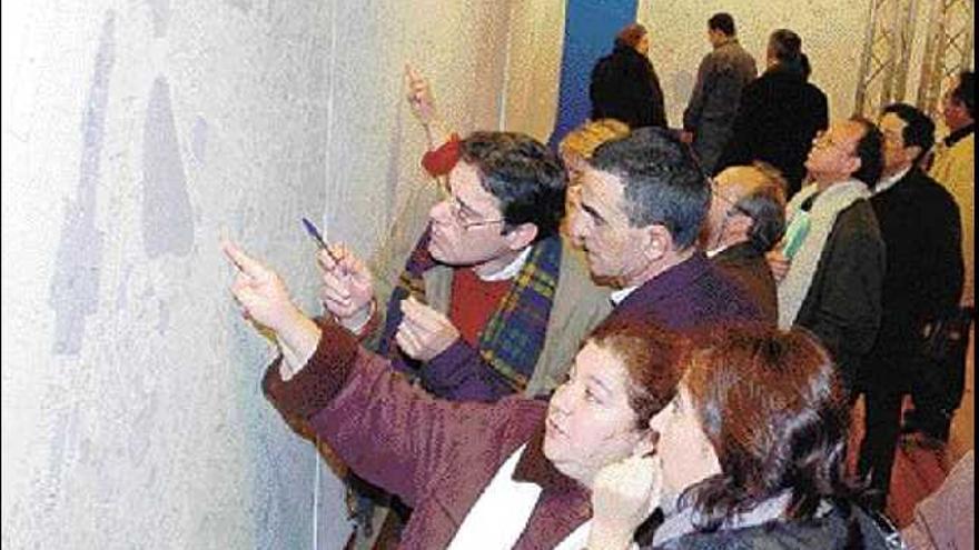 Imagen de la exposición pública del Plan Xeral, realizada en la Escola de Artes e Oficios en 2005. / jesús de arcos