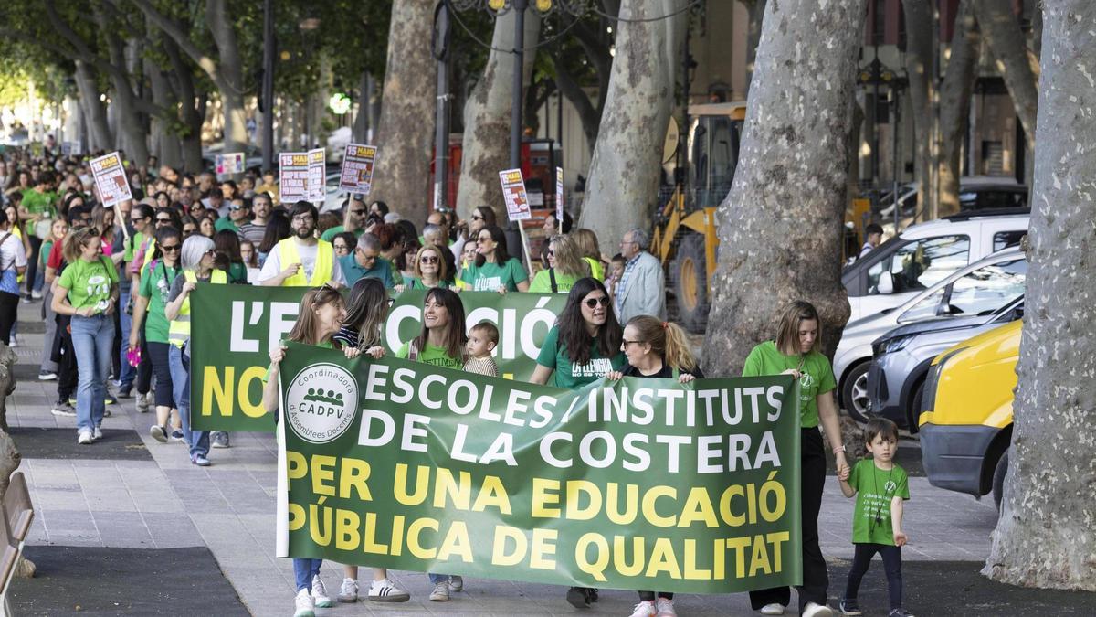Docents de Xàtiva i la Costera en una marxa de la vaga educativa al seu pas per l'Albereda.