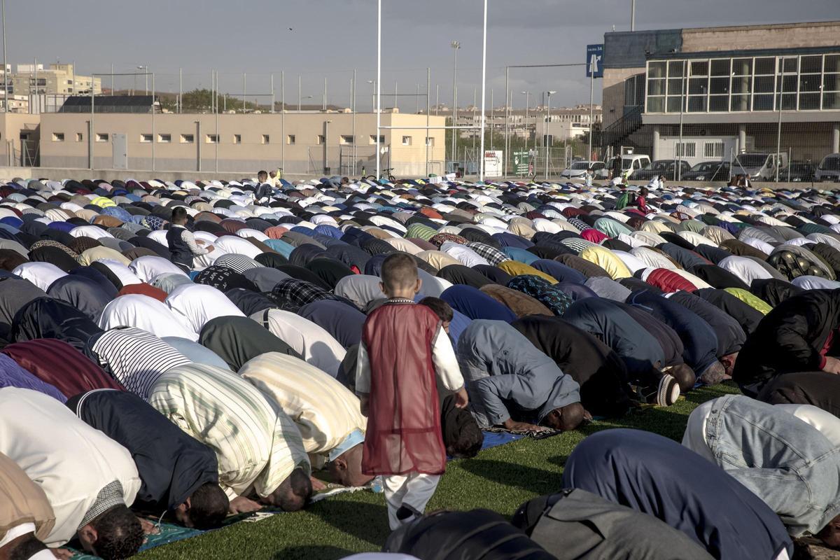 Rezo colectivo por el fin del Ramadán en el polideportivo Germans Escalas.