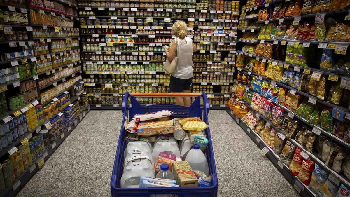 Una señora compra en un supermercado de Barcelona
