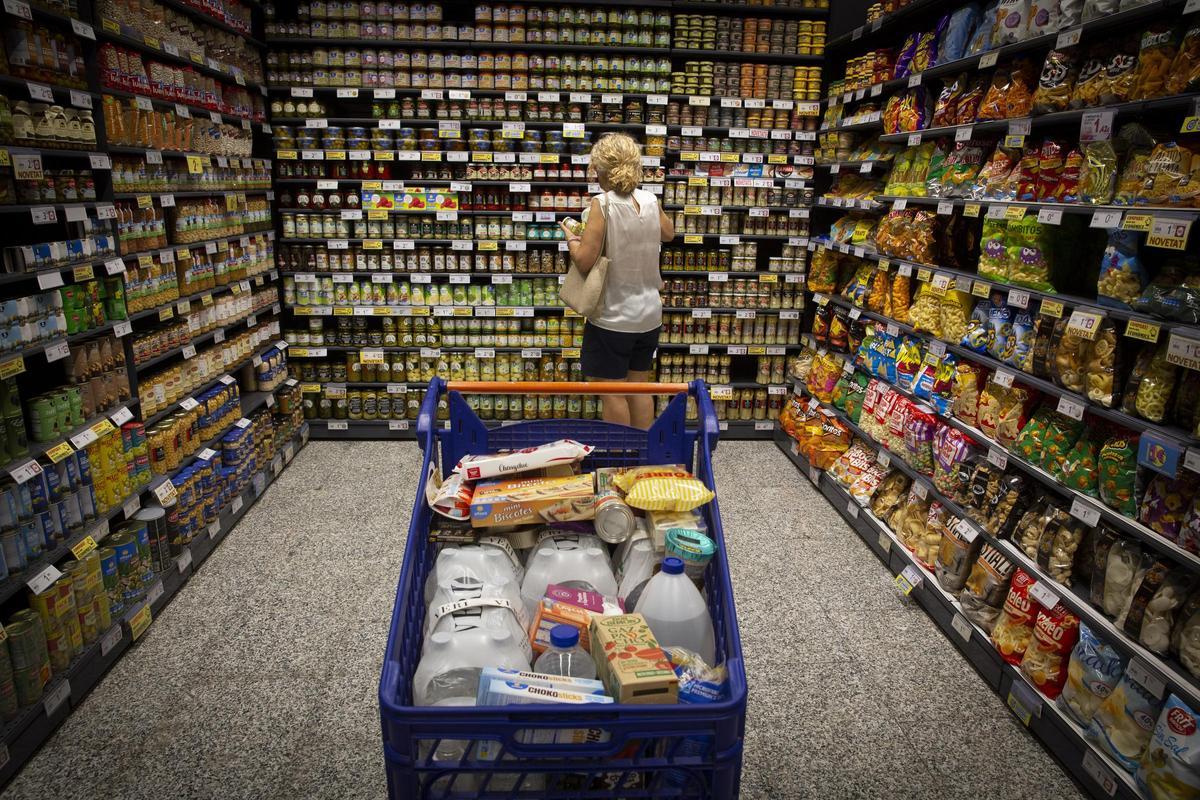 Una señora compra en un supermercado de Barcelona