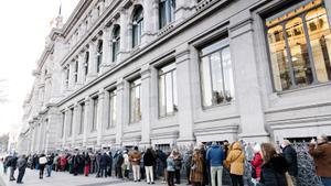 Cola de ahorradores para contratar letras del Tesoro ante la fachada del Banco de España el pasado 3 de febrero.