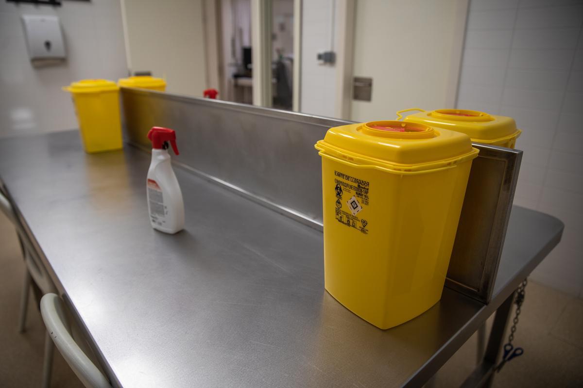 Mesa de consumo en la sala de venopunción de La Mina, en Sant Adrià de Besòs.