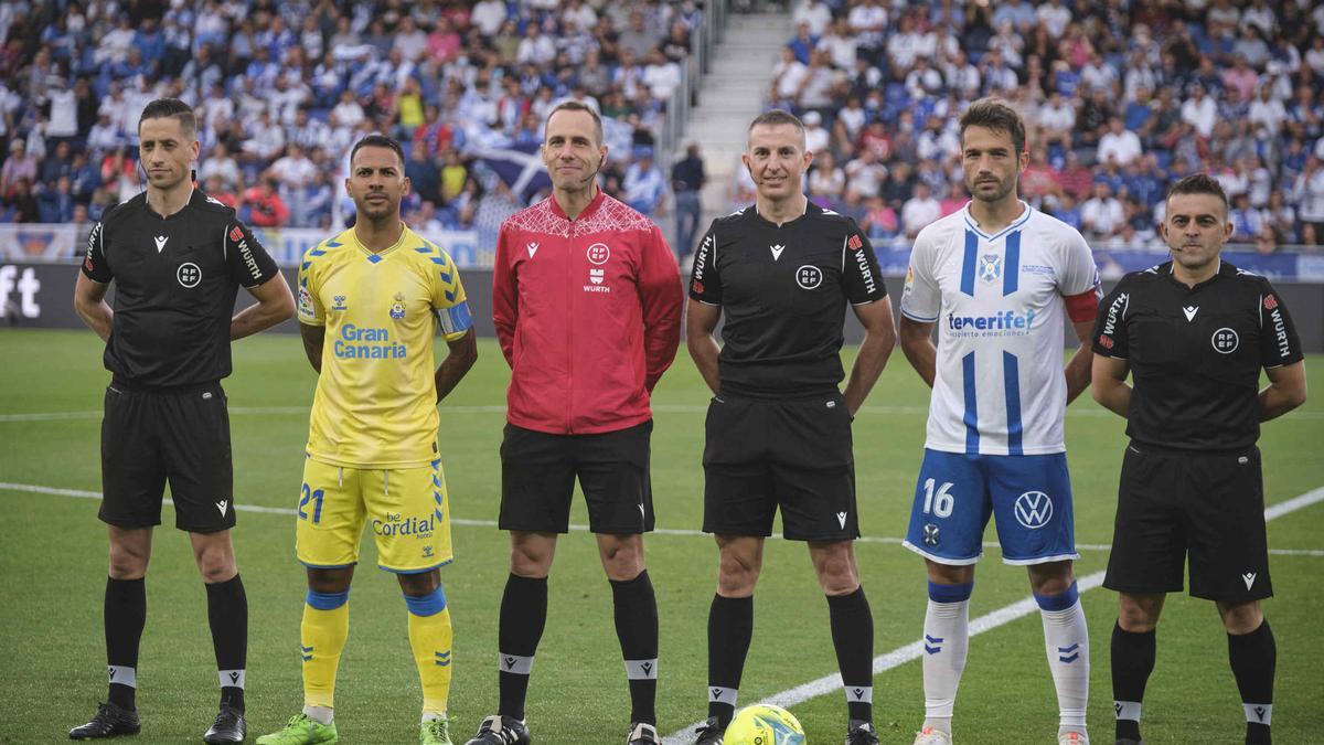 Los capitanes del CD Tenerife y la UD Las Palmas, Aitor Sanz y Jonathan Viera, al inicio del último derbi en el Heliodoro.