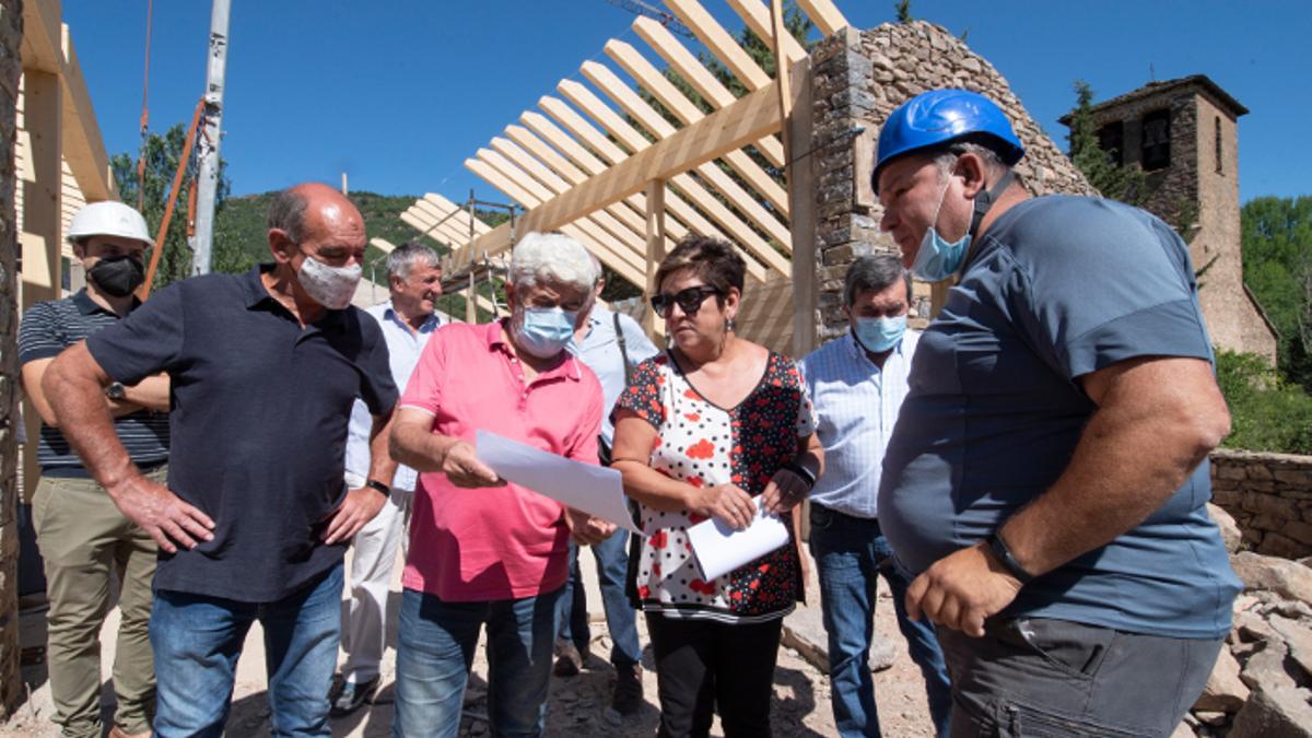 Las autoridades revisan el proyecto.