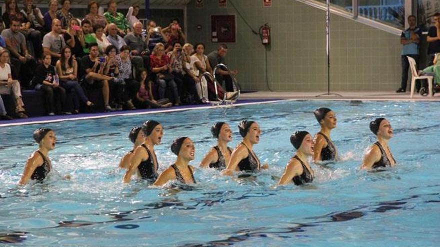 El equipo nacional de natación sincronizada en Torre del Mar.