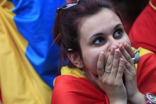 Los aficionados españoles en Madrid vivieron con tristeza la eliminación de España.