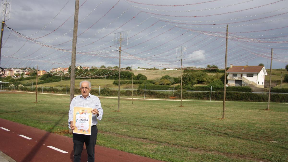 Rafael Alonso, concejal de festejos, sujetando el cartel de las Fiestas de Corvera