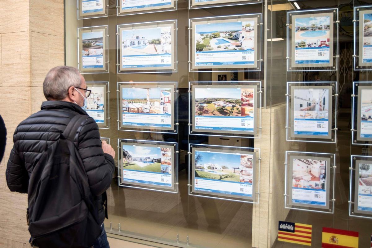 Un hombre mira un esparate de una inmobiliaria, en una fotografía de archivo. EFE/David Arquimbau Sintes