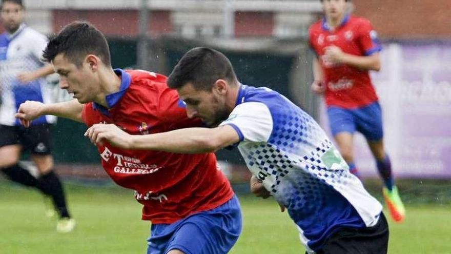 Juan Menéndez defiende el balón ante un futbolista del Tuilla.