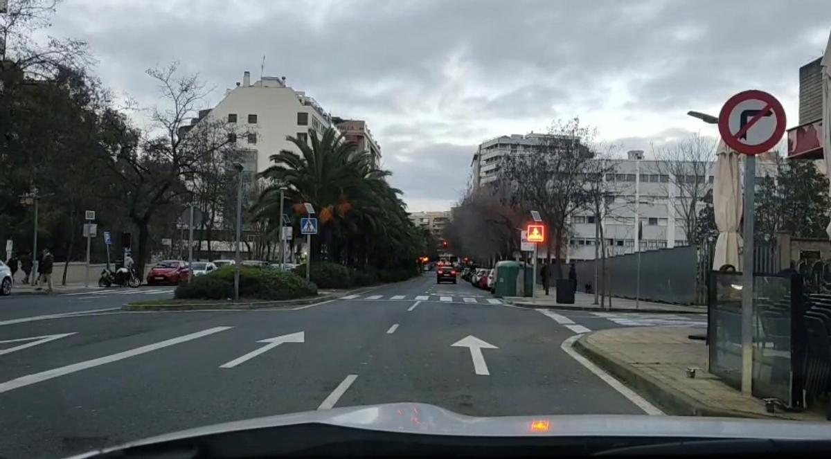 Señal de paso de peatones iluminada en la Avenida Virgen de Guadalupe.