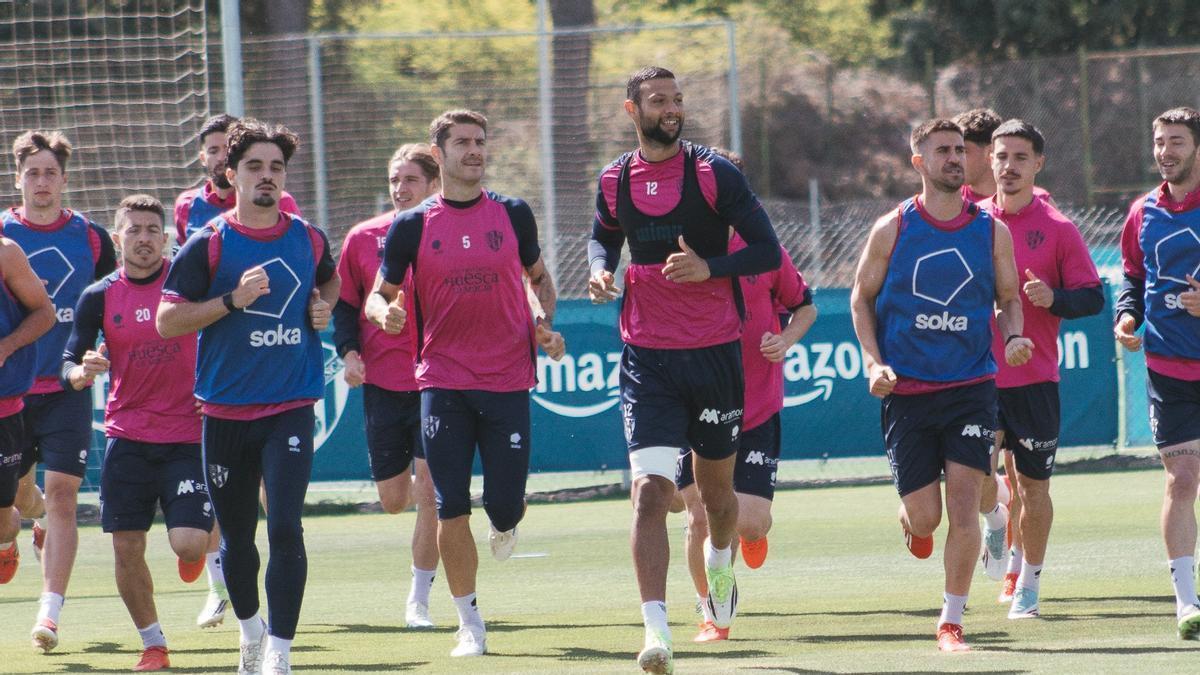 Varios jugadores de la SD Huesca, durante un entrenamiento.