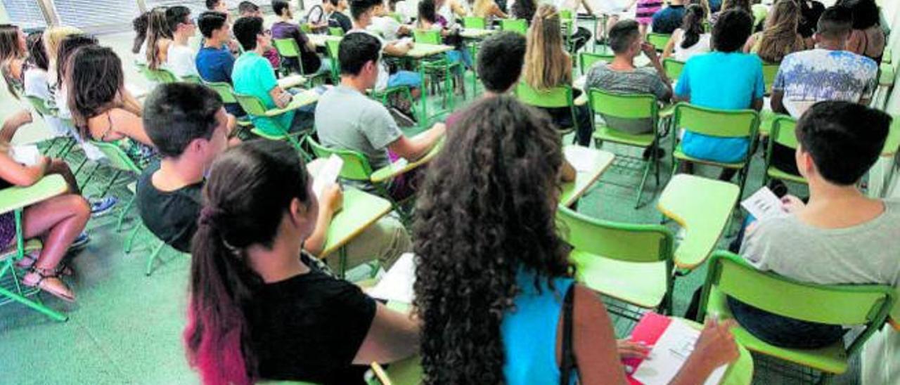 Alumnos en un instituto en en el primer día de clase.