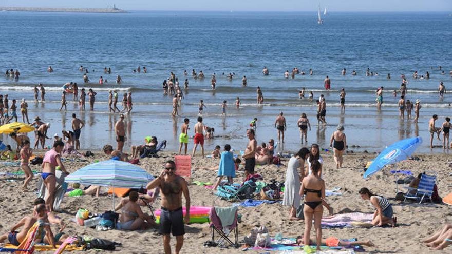 Vuelve la normalidad a Oleiros: playas abarrotadas, aparcamientos llenos, colas de tráfico en la salida