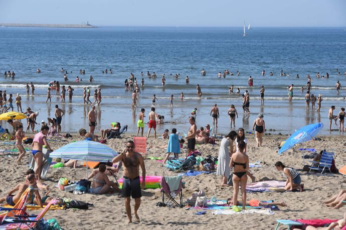 Playas abarrotadas y atascos en Oleiros