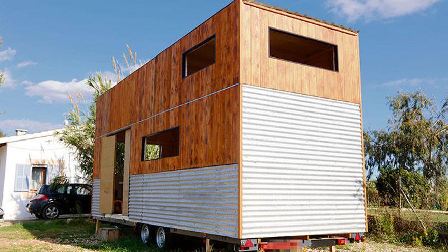 Das Muster-Tiny-House steht im Garten von Leon Haan. Es könnte auch anders gestaltet werden, solange es auf den Hänger passt.