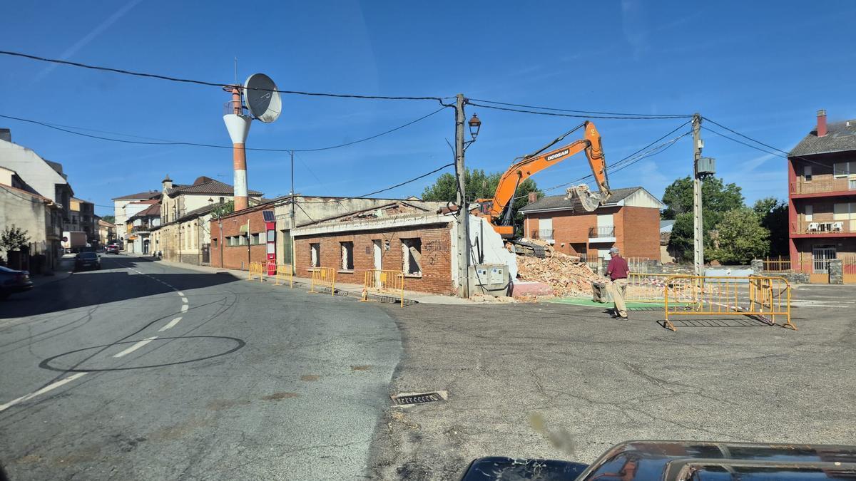 Alcañices derriba la antigua sede de Medio Ambiente para ampliar la plaza Alcalde Tomás Carrión