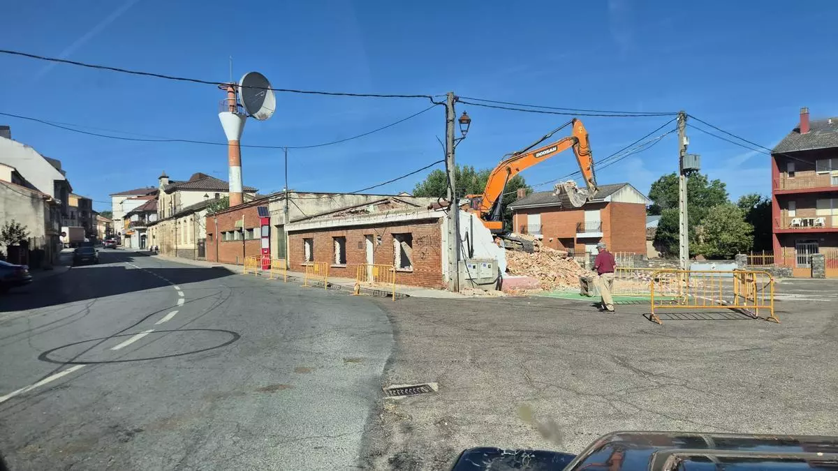 Comienza el derribo de un edificio en Alcañices para ampliar la plaza Alcalde Tomás Carrion
