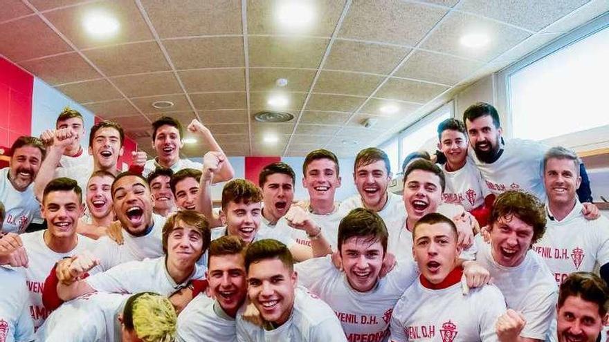 Los jugadores del Sporting juvenil celebran el campeonato.