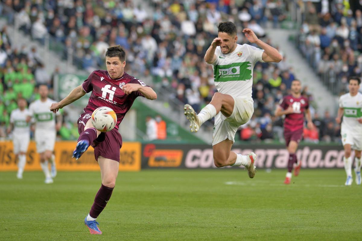 Fidel Chaves pugna por un balón en el último Elche CF - Real Sociedad